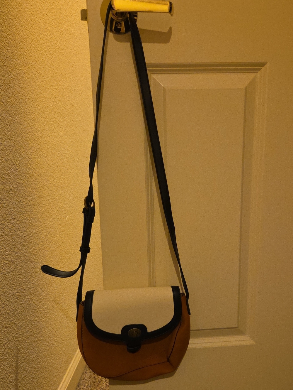 Universal Thread Two-Tone Crossbody Bag — White, Black & Brown